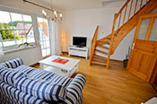 Wohnraum mit möbliertem Balkon Wohnraum mit möbliertem Balkon